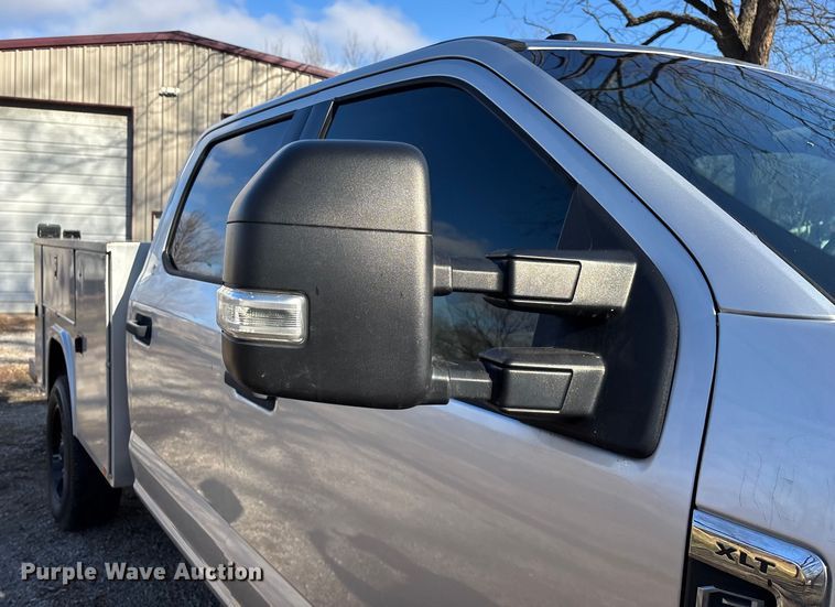 image for item ED2470 2019 Ford F250 Super Duty Crew Cab utility bed pickup truck