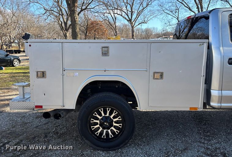 image for item ED2470 2019 Ford F250 Super Duty Crew Cab utility bed pickup truck