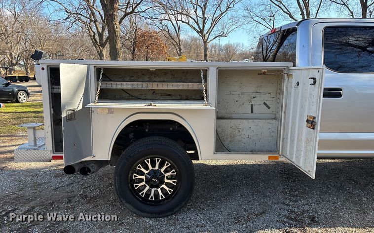 image for item ED2470 2019 Ford F250 Super Duty Crew Cab utility bed pickup truck