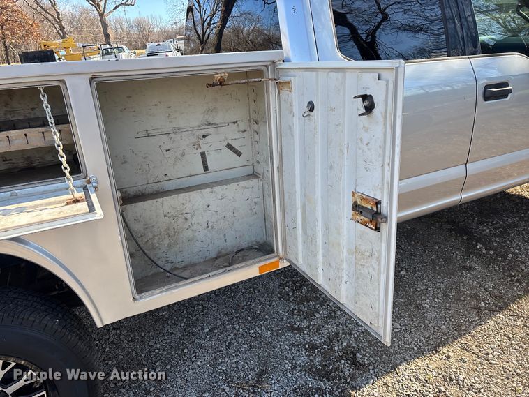 image for item ED2470 2019 Ford F250 Super Duty Crew Cab utility bed pickup truck