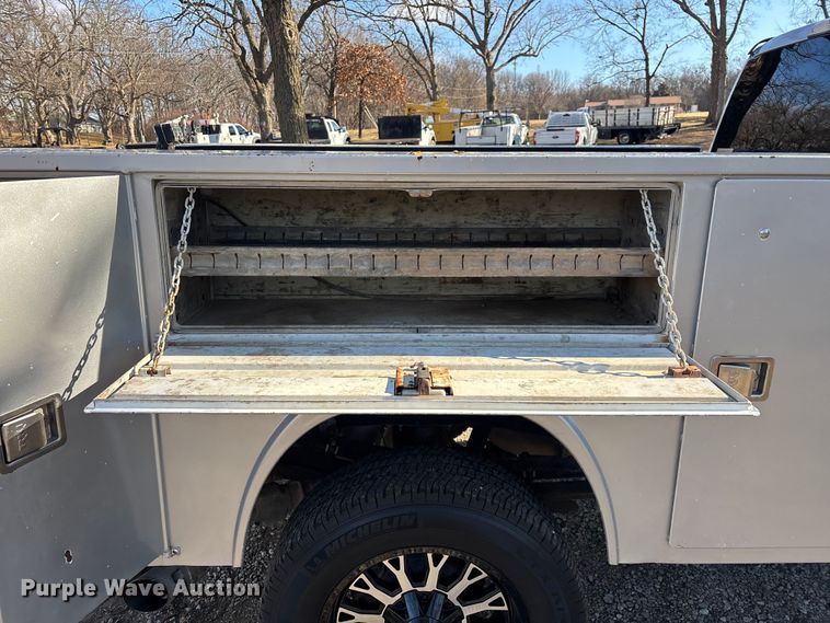 image for item ED2470 2019 Ford F250 Super Duty Crew Cab utility bed pickup truck