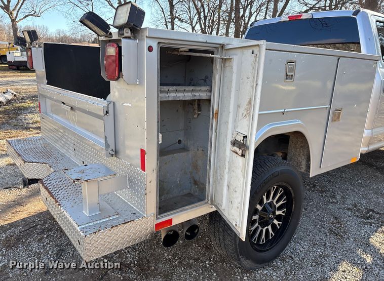 image for item ED2470 2019 Ford F250 Super Duty Crew Cab utility bed pickup truck