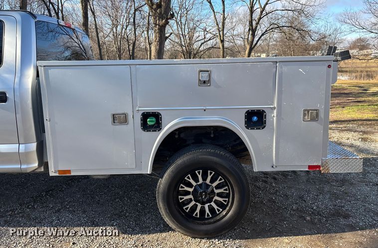 image for item ED2470 2019 Ford F250 Super Duty Crew Cab utility bed pickup truck