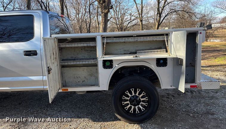 image for item ED2470 2019 Ford F250 Super Duty Crew Cab utility bed pickup truck