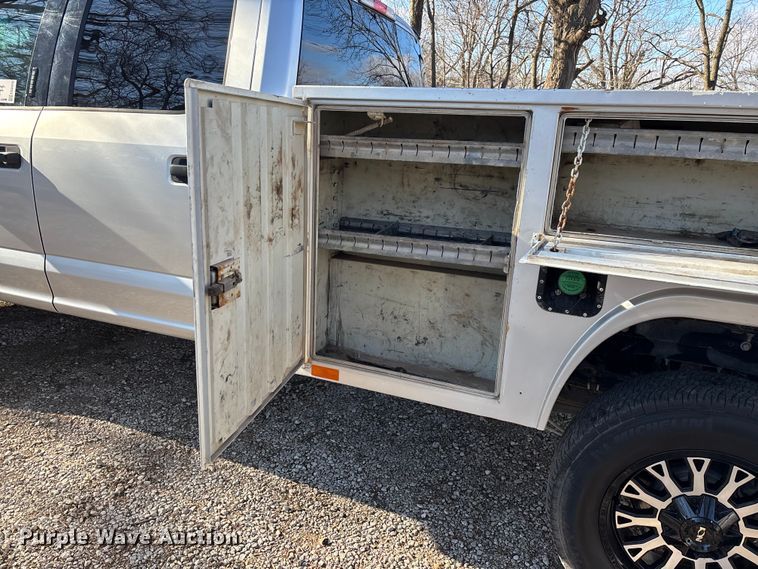 image for item ED2470 2019 Ford F250 Super Duty Crew Cab utility bed pickup truck