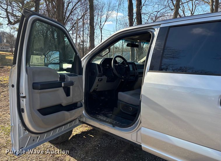 image for item ED2470 2019 Ford F250 Super Duty Crew Cab utility bed pickup truck