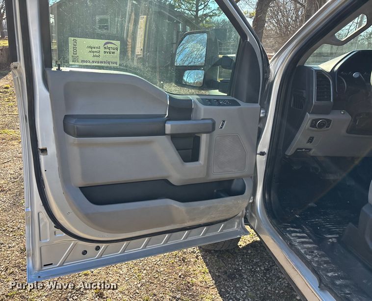 image for item ED2470 2019 Ford F250 Super Duty Crew Cab utility bed pickup truck