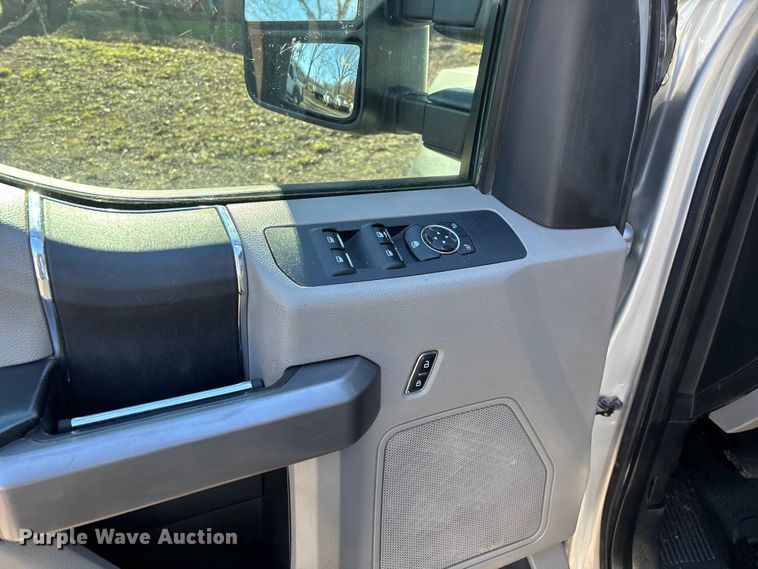 image for item ED2470 2019 Ford F250 Super Duty Crew Cab utility bed pickup truck