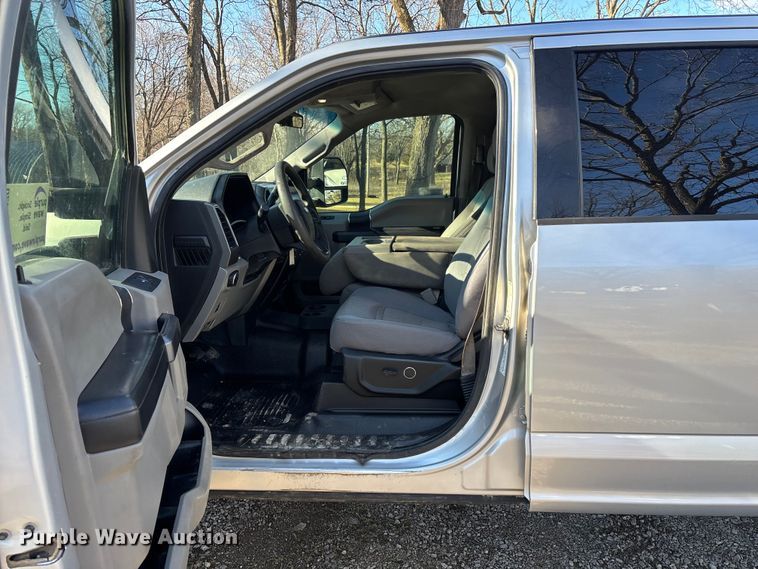 image for item ED2470 2019 Ford F250 Super Duty Crew Cab utility bed pickup truck