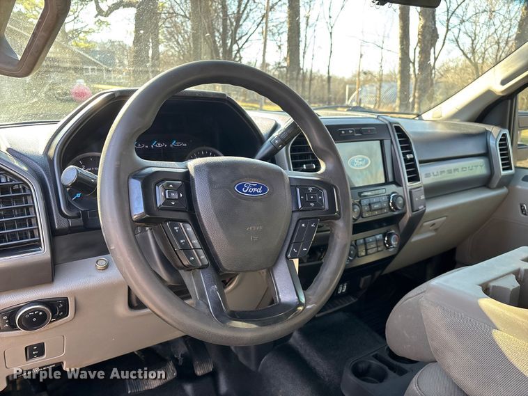 image for item ED2470 2019 Ford F250 Super Duty Crew Cab utility bed pickup truck