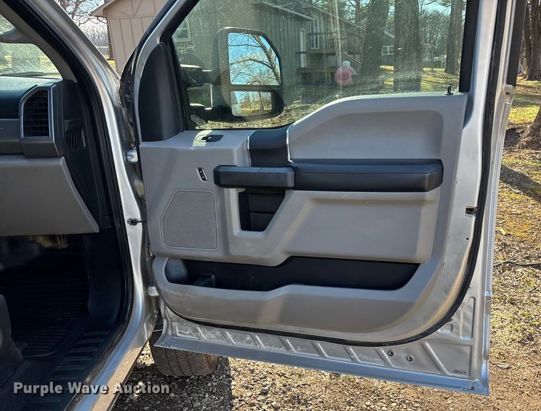 image for item ED2470 2019 Ford F250 Super Duty Crew Cab utility bed pickup truck