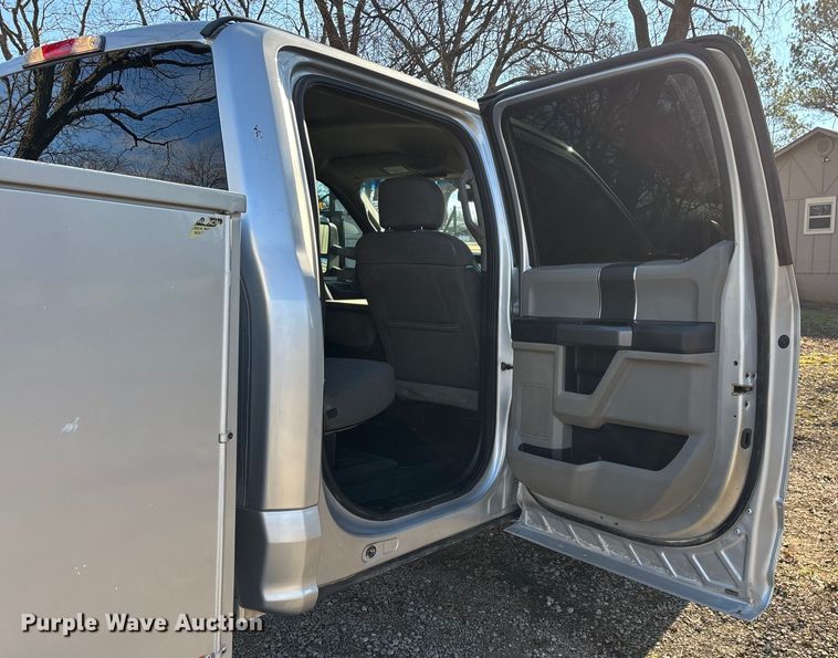 image for item ED2470 2019 Ford F250 Super Duty Crew Cab utility bed pickup truck