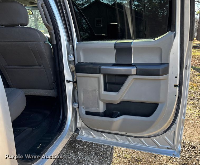 image for item ED2470 2019 Ford F250 Super Duty Crew Cab utility bed pickup truck