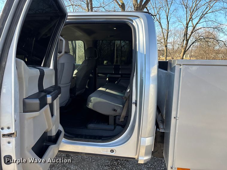 image for item ED2470 2019 Ford F250 Super Duty Crew Cab utility bed pickup truck