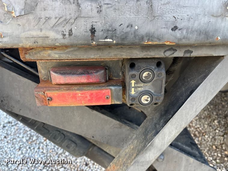 image for item ED2471 2011 Ford F550 Super Duty flatbed truck