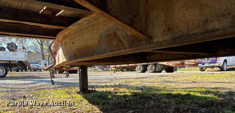 image for item ED2472 1999 Towmaster C-20 equipment trailer