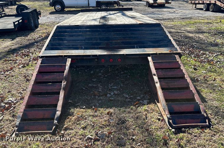 image for item ED2472 1999 Towmaster C-20 equipment trailer