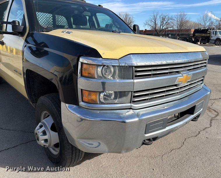 image for item ED5096 2015 Chevrolet Silverado 3500HD Crew Cab flatbed pickup truck
