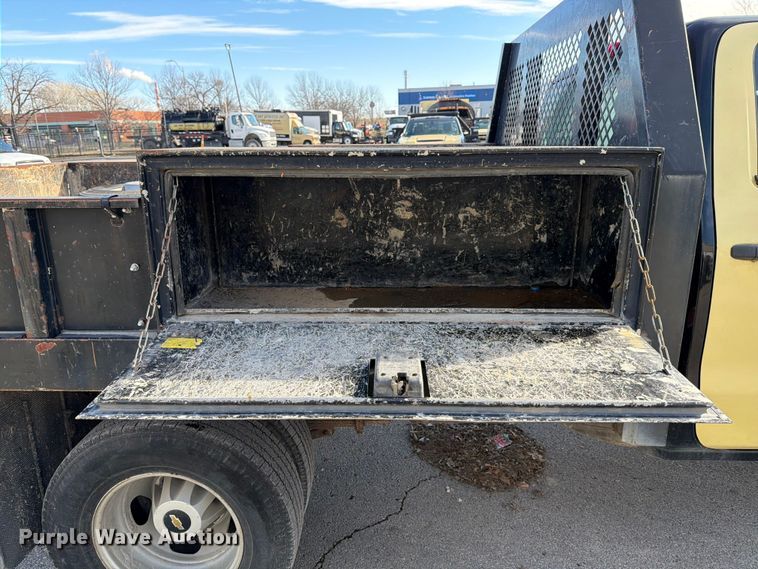 image for item ED5096 2015 Chevrolet Silverado 3500HD Crew Cab flatbed pickup truck