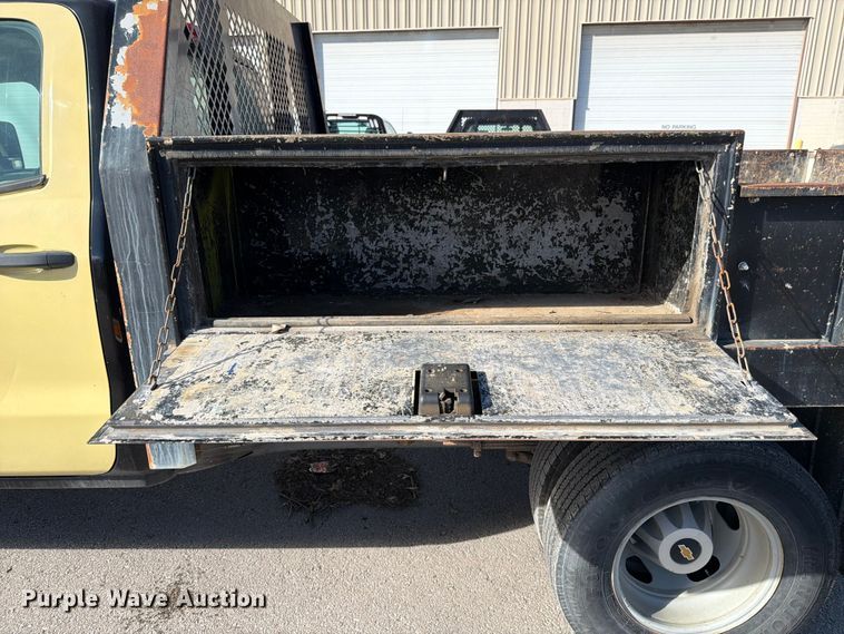 image for item ED5096 2015 Chevrolet Silverado 3500HD Crew Cab flatbed pickup truck