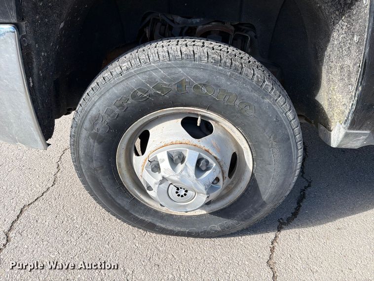 image for item ED5096 2015 Chevrolet Silverado 3500HD Crew Cab flatbed pickup truck