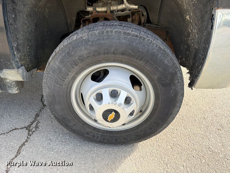 image for item ED5096 2015 Chevrolet Silverado 3500HD Crew Cab flatbed pickup truck