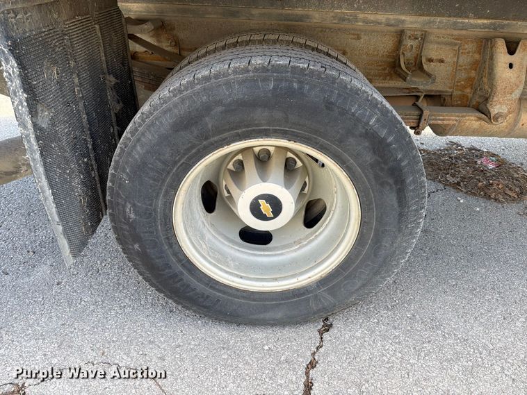 image for item ED5096 2015 Chevrolet Silverado 3500HD Crew Cab flatbed pickup truck