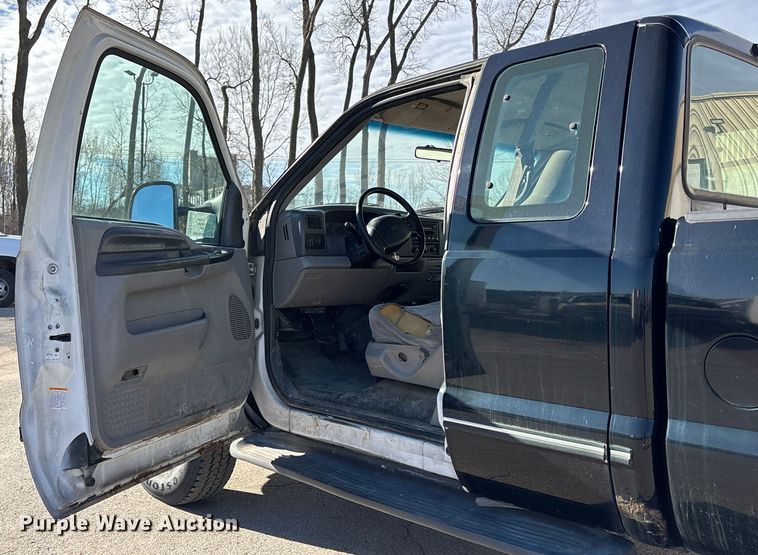 image for item ED5098 1999 Ford F350 Super Duty XLT Ext. Cab pickup truck