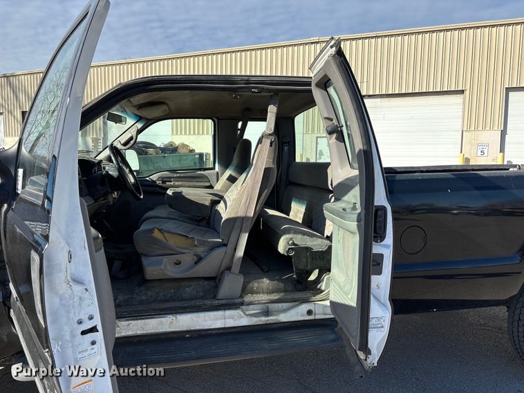 image for item ED5098 1999 Ford F350 Super Duty XLT Ext. Cab pickup truck