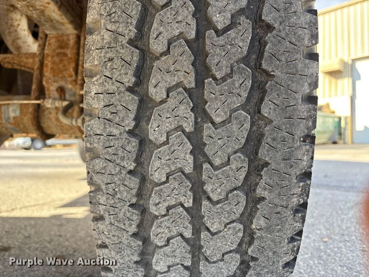 image for item ED5098 1999 Ford F350 Super Duty XLT Ext. Cab pickup truck