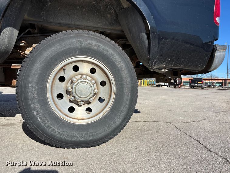 image for item ED5098 1999 Ford F350 Super Duty XLT Ext. Cab pickup truck