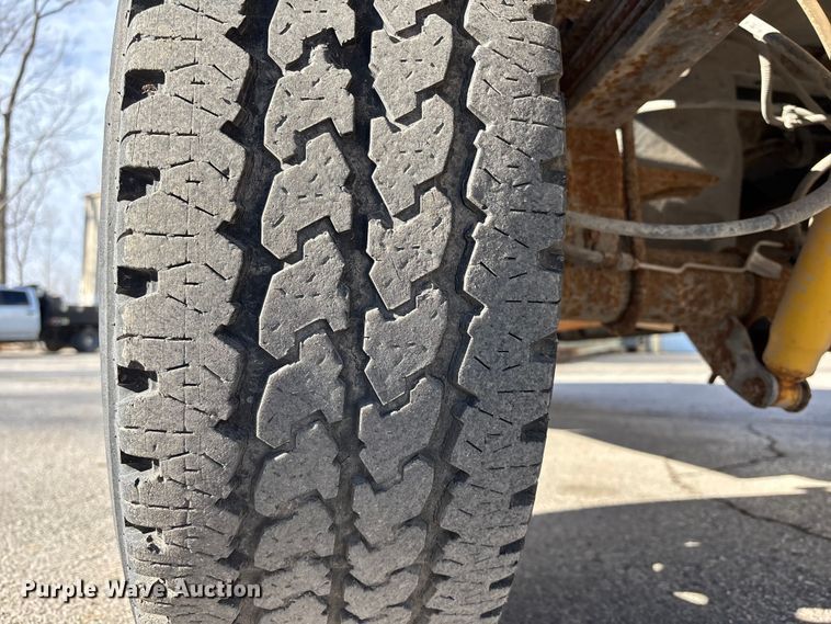 image for item ED5098 1999 Ford F350 Super Duty XLT Ext. Cab pickup truck