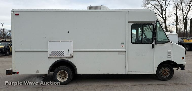 image for item ED5099 2003 Ford E450 delivery truck