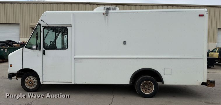 image for item ED5099 2003 Ford E450 delivery truck