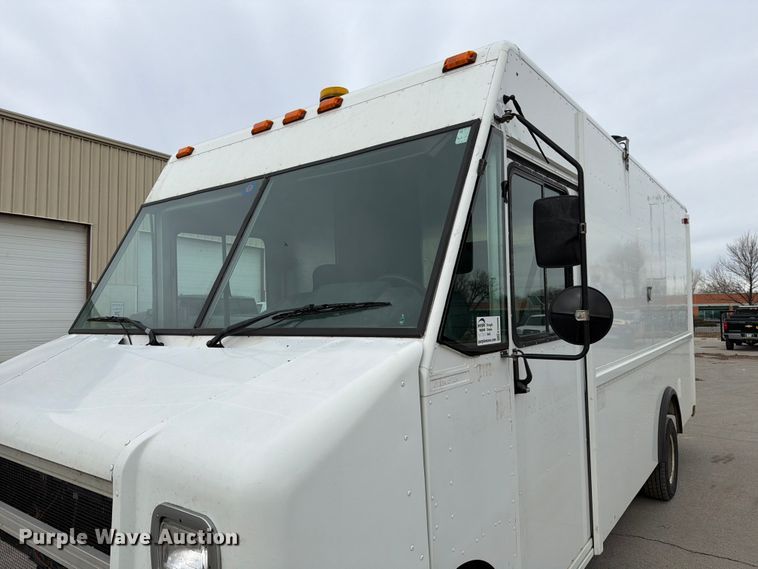 image for item ED5099 2003 Ford E450 delivery truck