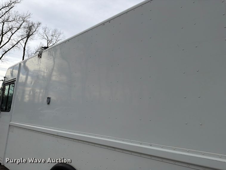 image for item ED5099 2003 Ford E450 delivery truck