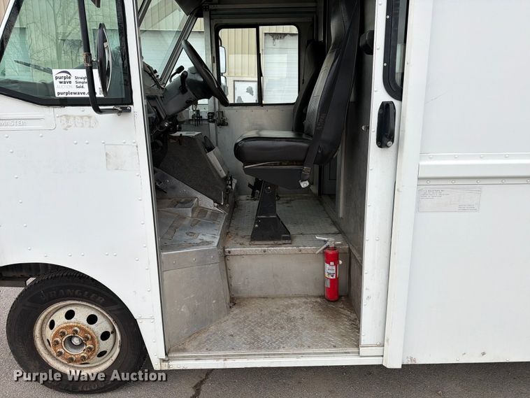 image for item ED5099 2003 Ford E450 delivery truck