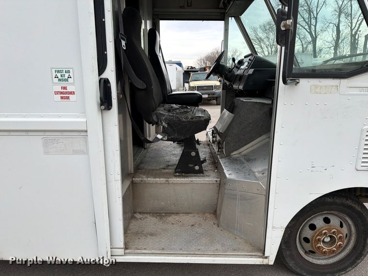 image for item ED5099 2003 Ford E450 delivery truck