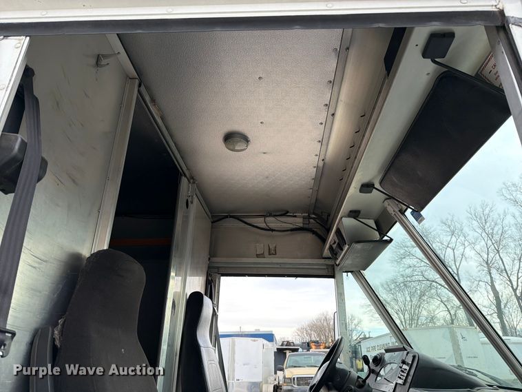 image for item ED5099 2003 Ford E450 delivery truck