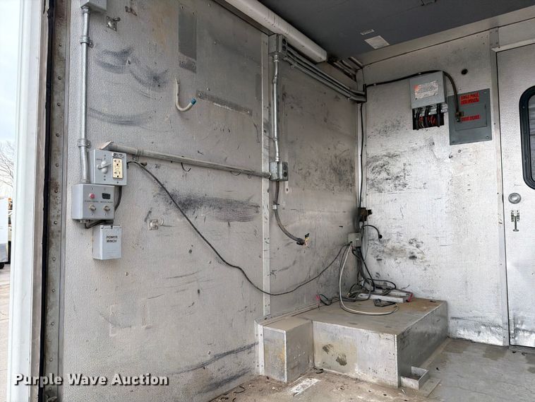 image for item ED5099 2003 Ford E450 delivery truck