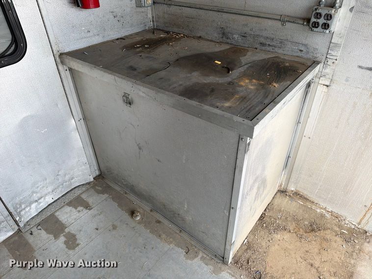 image for item ED5099 2003 Ford E450 delivery truck