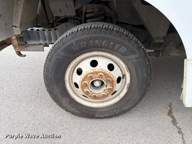 image for item ED5099 2003 Ford E450 delivery truck