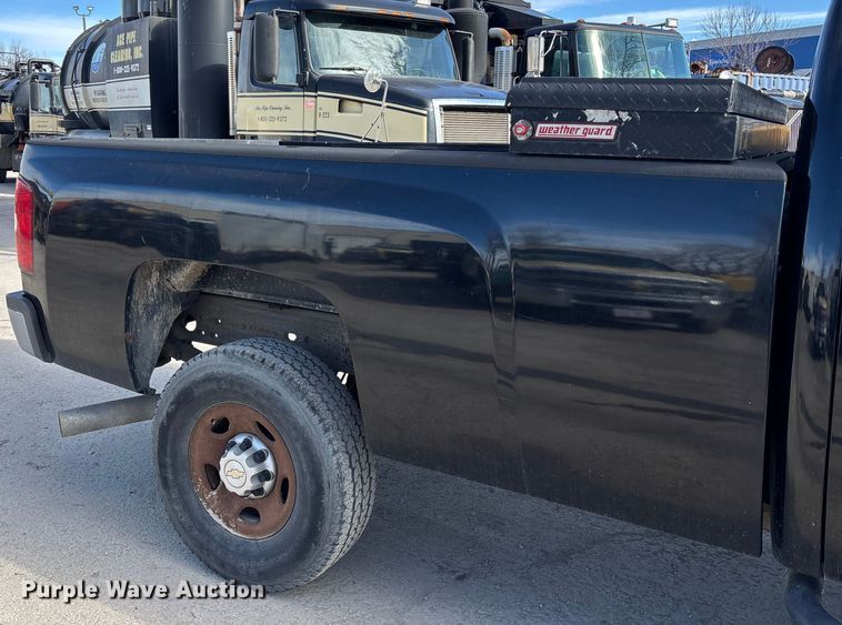 image for item ED5100 2009 Chevrolet Silverado 2500HD Ext. Cab pickup truck