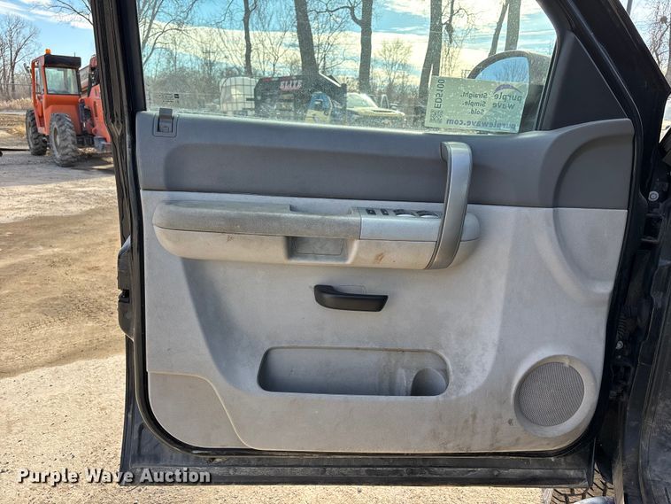 image for item ED5100 2009 Chevrolet Silverado 2500HD Ext. Cab pickup truck