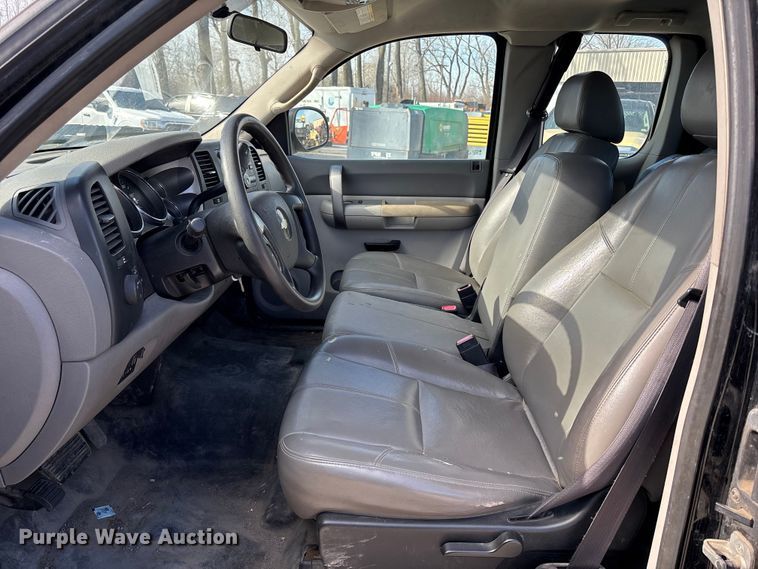 image for item ED5100 2009 Chevrolet Silverado 2500HD Ext. Cab pickup truck