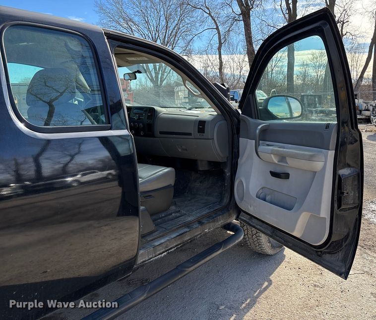 image for item ED5100 2009 Chevrolet Silverado 2500HD Ext. Cab pickup truck