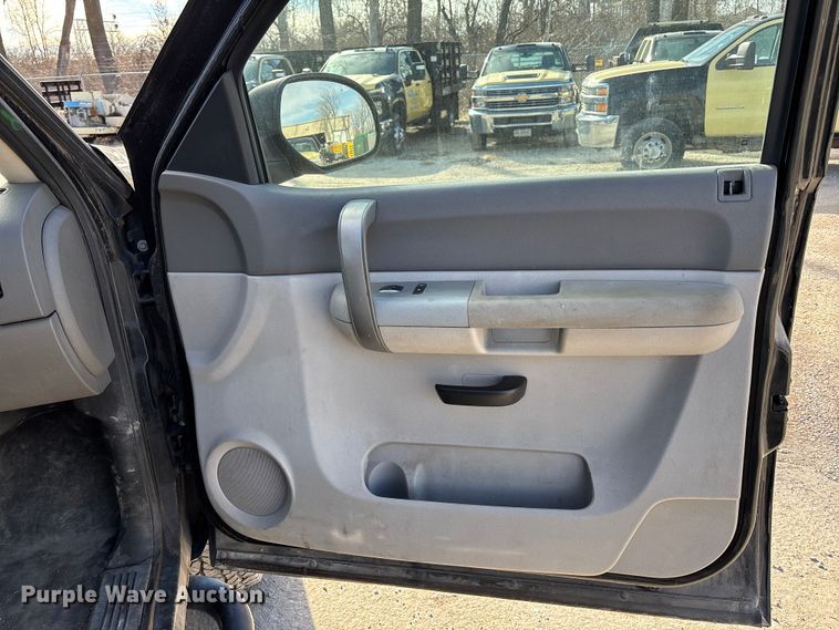 image for item ED5100 2009 Chevrolet Silverado 2500HD Ext. Cab pickup truck