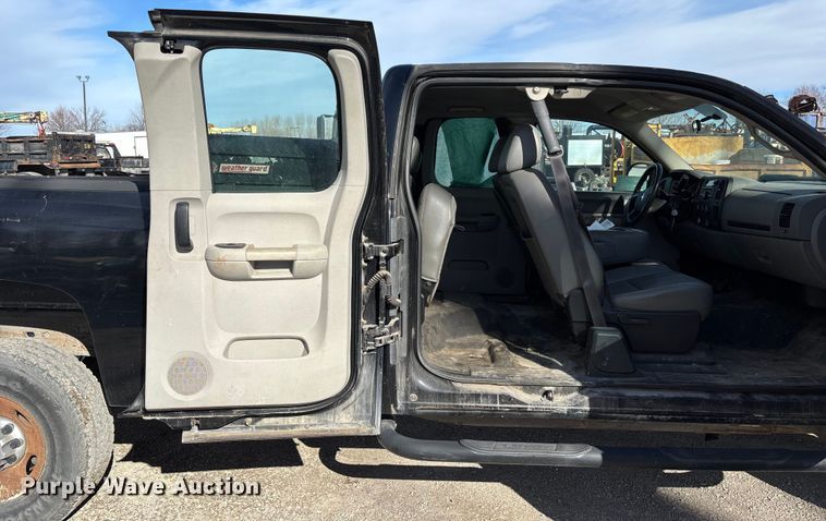 image for item ED5100 2009 Chevrolet Silverado 2500HD Ext. Cab pickup truck
