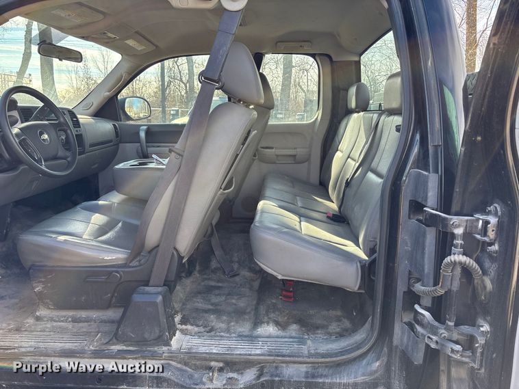 image for item ED5100 2009 Chevrolet Silverado 2500HD Ext. Cab pickup truck