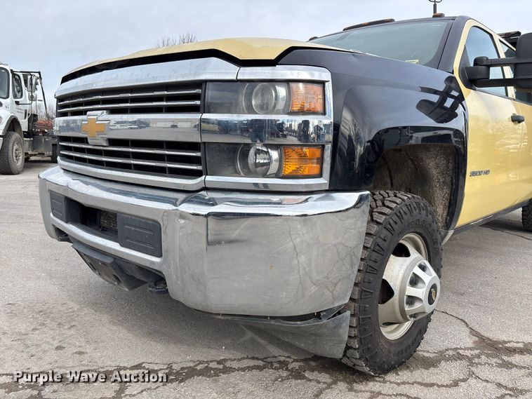 image for item ED5103 2016 Chevrolet Silverado 3500HD Crew Cab flatbed pickup truck